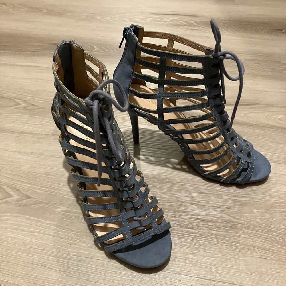 Beautiful heels size 7. Very good condition. Color: grayish-blue